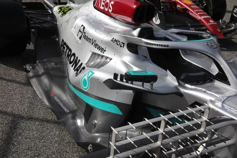 Mercedes W13 pontones