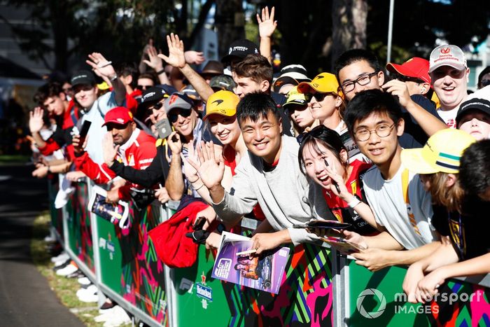 Los fans esperan la aparición de los pilotos