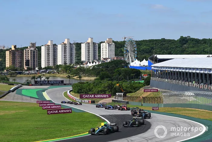 Fernando Alonso, Aston Martin AMR23, Lewis Hamilton, Mercedes F1 W14, George Russell, Mercedes F1 W14
