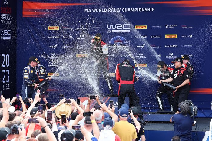 Podio: Ganadores Elfyn Evans, Scott Martin, Toyota Gazoo Racing WRT Toyota GR Yaris Rally1, segundo lugar Thierry Neuville, Martijn Wydaeghe, Hyundai World Rally Team Hyundai i20 N Rally1, tercer lugar Takamoto Katsuta, Aaron Johnston, Toyota Gazoo Racing