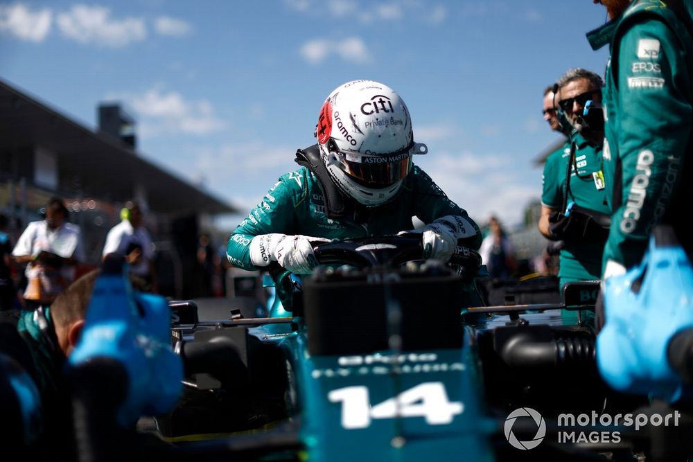 Fernando Alonso, Aston Martin F1 Team, en la parrilla de salida