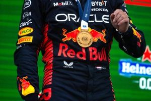 Max Verstappen, Red Bull Racing, 1ª posición, luciendo su medalla de ganador de la FIA en el podio.