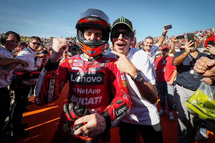 Campeón Francesco Bagnaia, Ducati Team con Valentino Rossi