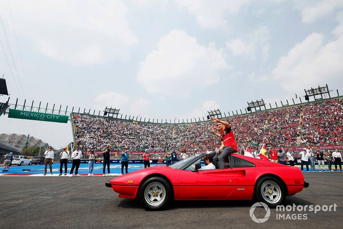 Carlos Sainz, Ferrari, Charles Leclerc, Ferrari, saludan al público en el desfile de pilotos