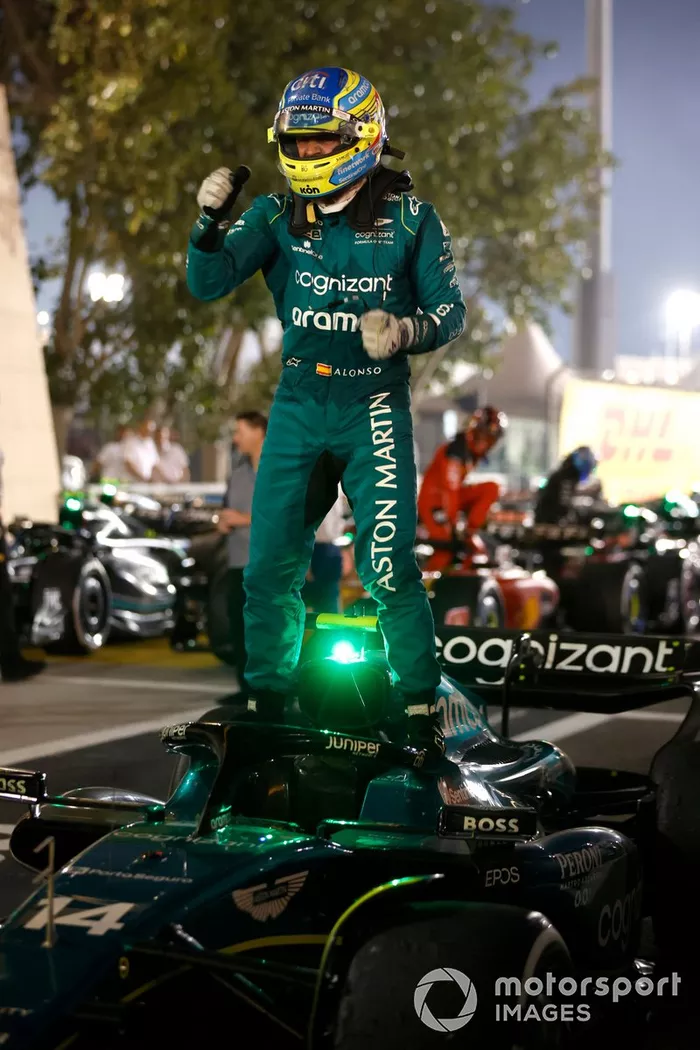Fernando Alonso, Aston Martin F1 Team, 3ª posición, celebra su llegada al Parc Ferme