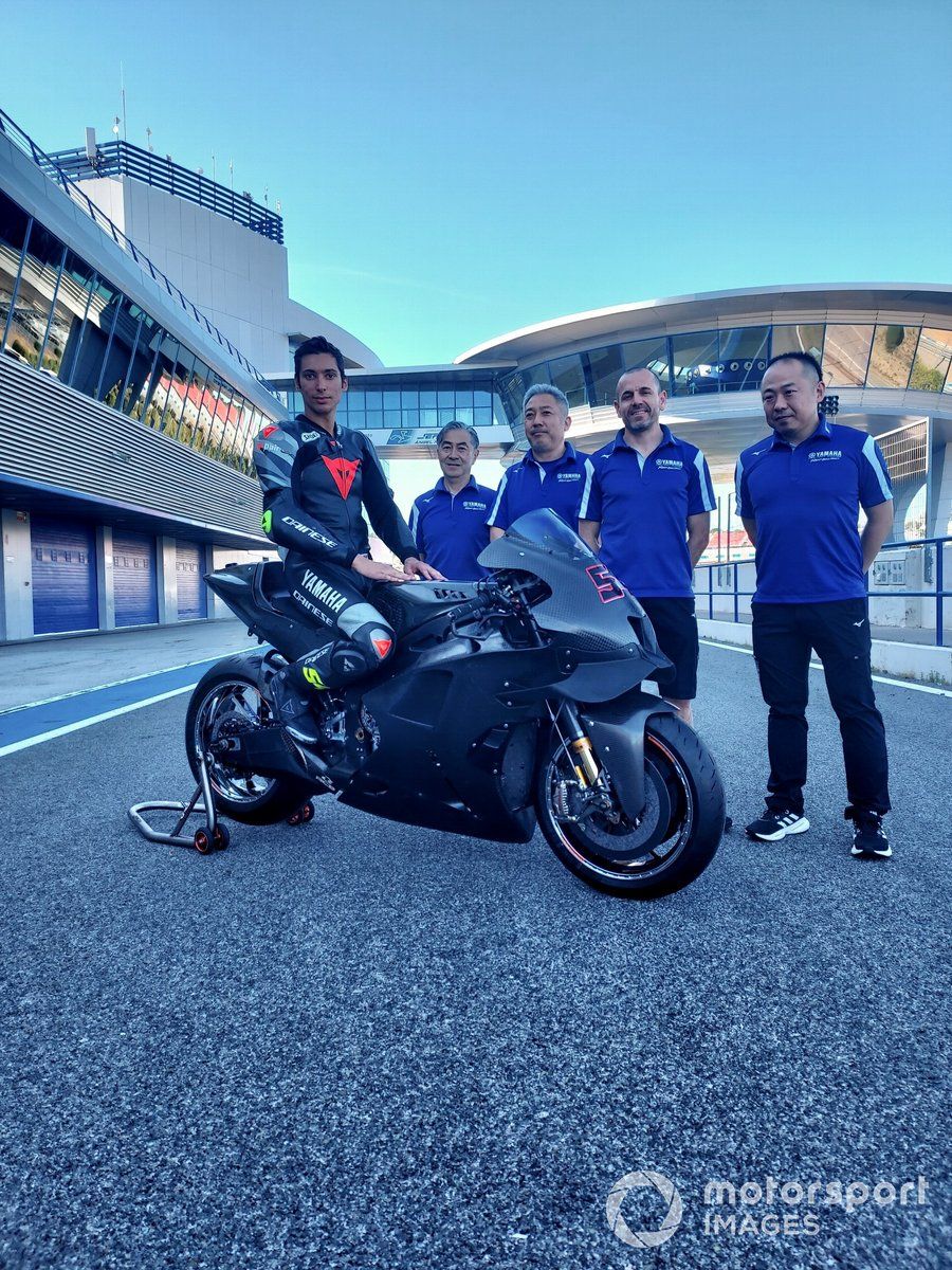 Toprak Razgatlioglu, junto a miembros de Yamaha en el test de Jerez.