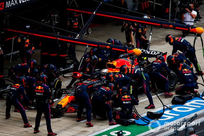 Max Verstappen, Red Bull Racing RB16B, pit stop