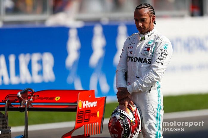 Lewis Hamilton, Mercedes AMG F1, inspecciona el coche de Charles Leclerc Ferrari SF90 