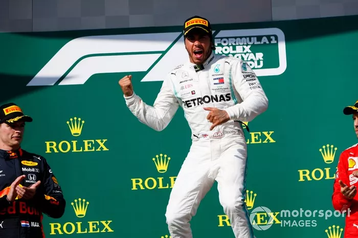 Podio: segundo lugar Max Verstappen, Red Bull Racing, ganador de la carrera Lewis Hamilton, Mercedes AMG F1, y el tercer lugar Sebastian Vettel, Ferrari