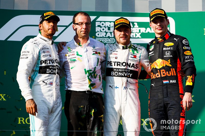 Lewis Hamilton, Mercedes AMG F1, secondo, il delegato dei Costruttori Mercedes, Valtteri Bottas, Mercedes AMG F1, vincitore, e Max Verstappen, Red Bull Racing, terzo, sul podio