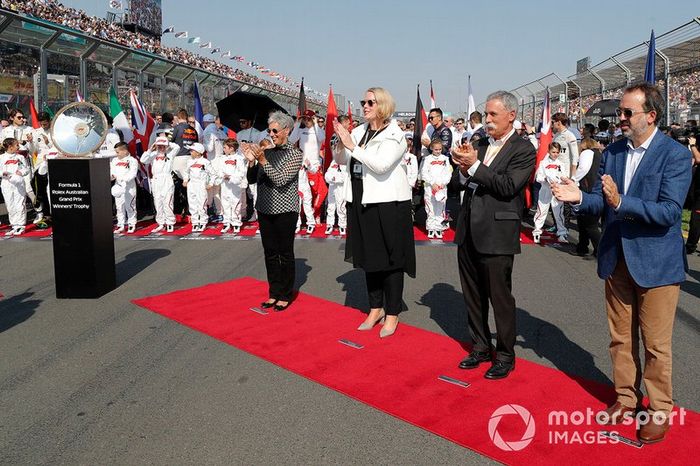 Chase Carey, presidente de la Formula 1, y Rt Hon Martin Pakula MP, ministro australiano