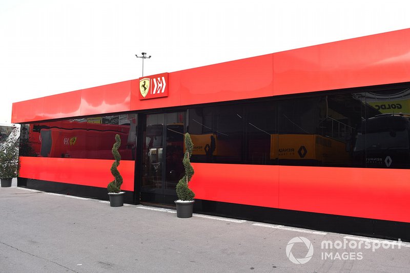 Das Geld: Ferrari ist das Team mit dem größten Budget. Für 2019 wurden noch einmal mehr Mittel freigegeben, um endlich einen Titel nach Maranello zu holen. Gleichzeitig wird auf Fahrerseite ein Topverdiener (Kimi Räikkönen) durch einen günstigeren Youngster (Charles Leclerc) ersetzt. Das bedeutet mehr Geld für die Technik.