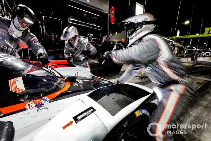 #7 Acura Team Penske Acura DPi, DPi: Helio Castroneves, Ricky Taylor, Alexander Rossi, pit stop