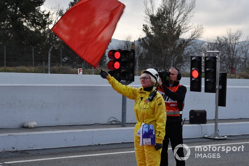 Un comisario con bandera roja
