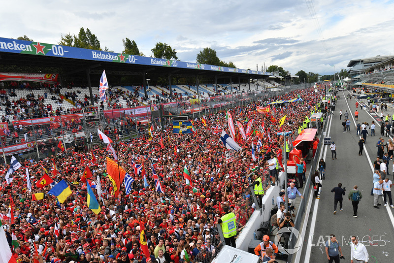 Fans en la recta principal de Monza