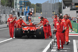 Sebastian Vettel wordt door de pitstraat geduwd