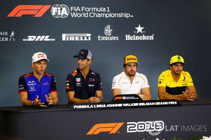 Pierre Gasly, Toro Rosso, Daniel Ricciardo, Red Bull Racing, Fernando Alonso, McLaren, y Carlos Sainz Jr., Renault Sport F1 Team, en rueda de prensa