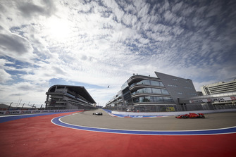 Lewis Hamilton, Mercedes AMG F1 W09, devant Sebastian Vettel, Ferrari SF71H