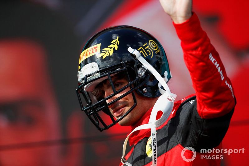 Podio: tercer lugar Carlos Sainz, Ferrari con un casco de la NFL