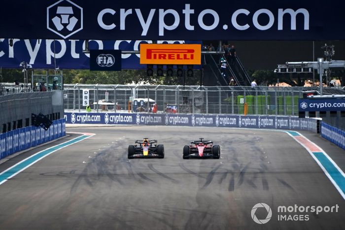 Max Verstappen, Red Bull Racing RB18, lucha con Charles Leclerc, Ferrari F1-75