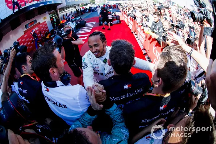 El ganador de la carrera Lewis Hamilton, Mercedes AMG F1, celebra con su equipo en Parc Ferme 