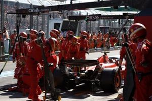 Carlos Sainz, Ferrari SF-24, hace una parada en boxes