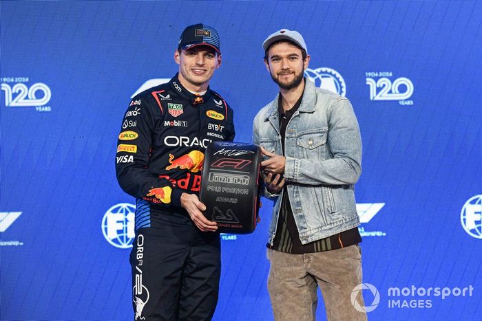 Max Verstappen, Red Bull Racing, recibe su premio Pirelli Pole Position de manos de DJ Zedd