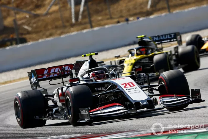 Kevin Magnussen, Haas VF-20, Esteban Ocon, Renault F1 Team R.S.20