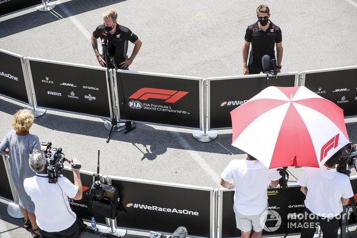 Kevin Magnussen, Haas F1,  Romain Grosjean, Haas F1 con los medios