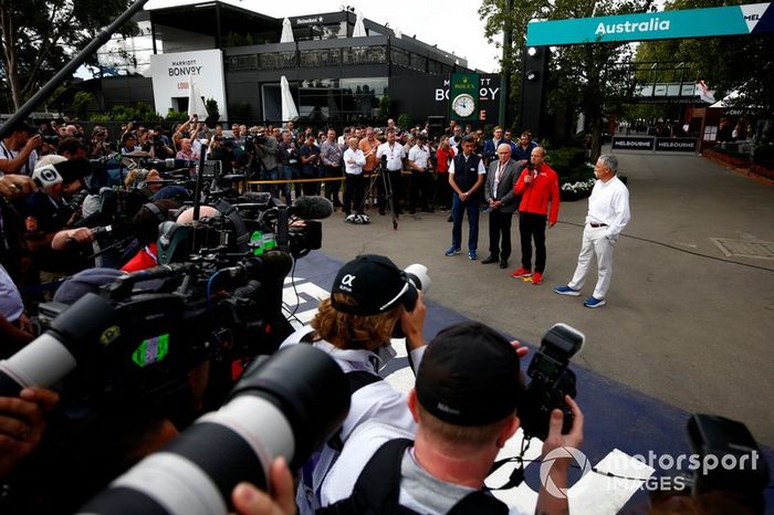 Todos los medios que cubrían el evento atienden las explicaciones de la cancelación del GP de Australia