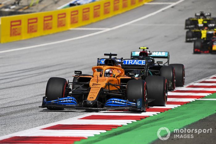 Carlos Sainz Jr., McLaren MCL35 y Valtteri Bottas, Mercedes F1 W11 EQ Performance