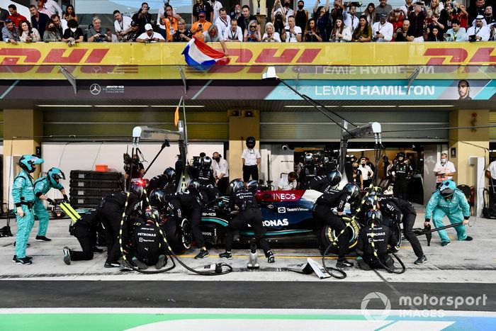 Lewis Hamilton, Mercedes W12, en boxes