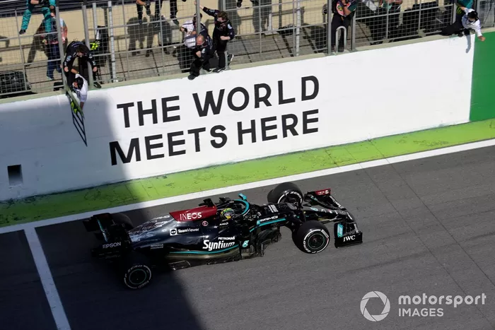 Lewis Hamilton, Mercedes W12, 1ª posición, cruza la línea de meta para ganar