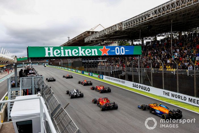 Max Verstappen, Red Bull Racing RB16B, Valtteri Bottas, Mercedes W12, Sergio Pérez, Red Bull Racing RB16B, Carlos Sainz Jr, Ferrari SF21, y Pierre Gasly, AlphaTauri AT02.