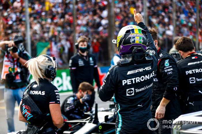 Lewis Hamilton, Mercedes, en la parrilla