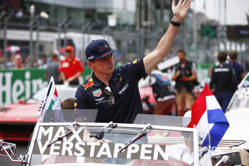 Max Verstappen, Red Bull Racing RB14 memimpin selepas start GP Meksiko