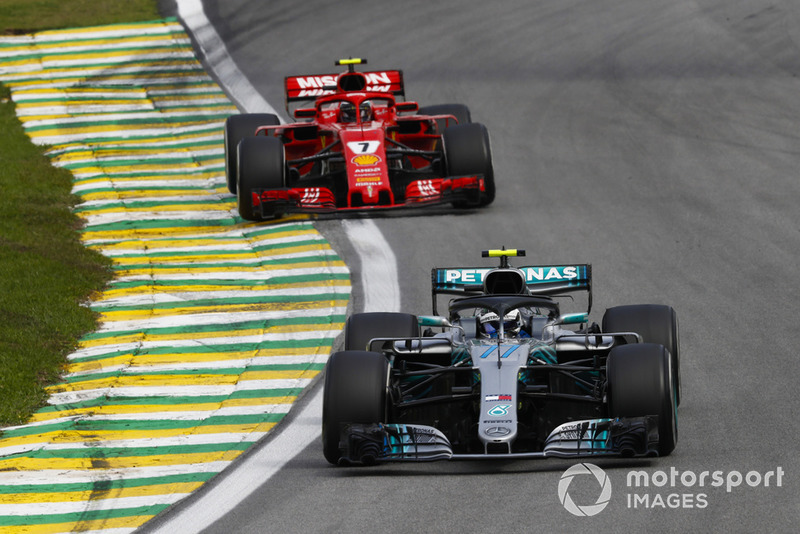 Valtteri Bottas, Mercedes AMG F1 W09, precede Kimi Raikkonen, Ferrari SF71H