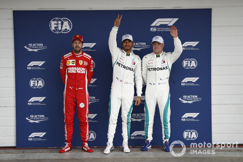 Le deuxième, Sebastian Vettel, Ferrari, le poleman Lewis Hamilton, Mercedes AMG F1, et Valtteri Bottas, Mercedes AMG F1