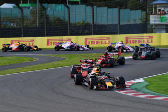 Max Verstappen, Red Bull Racing RB14 devant Sebastian Vettel, Ferrari SF71H