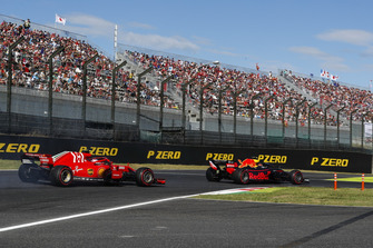 Max Verstappen, Red Bull Racing RB14, devant Sebastian Vettel, Ferrari SF71H