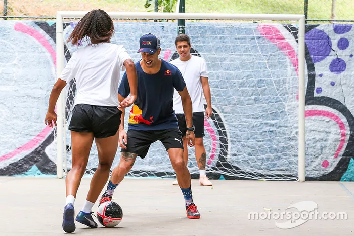 Max Verstappen y Daniel Ricciardo, Red Bull Racing juegan Futsal en Brasil