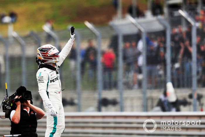 Ganador de la pole Lewis Hamilton, Mercedes AMG F1 celebra en Parc Ferme 