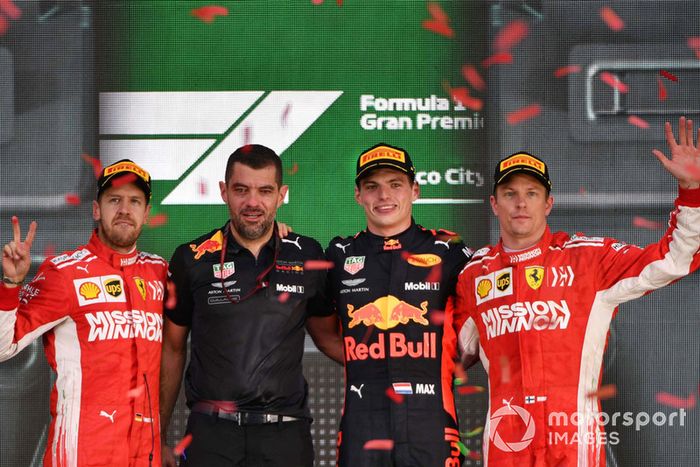 Podio: segundo lugar Sebastian Vettel, Ferrari, Guillaume Rocquelin, ingeniero de carreras de Red Bull Racing, ganador Max Verstappen, Red Bull Racing y tercer lugar Kimi Raikkonen, Ferrari celebran