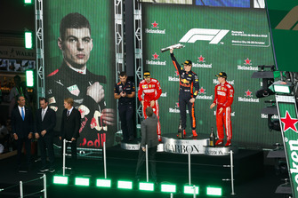 Sebastian Vettel, Ferrari, 2° classificato, Max Verstappen, Red Bull Racing, 1° classificato, e Kimi Raikkonen, Ferrari, 3° classificato, sul podio
