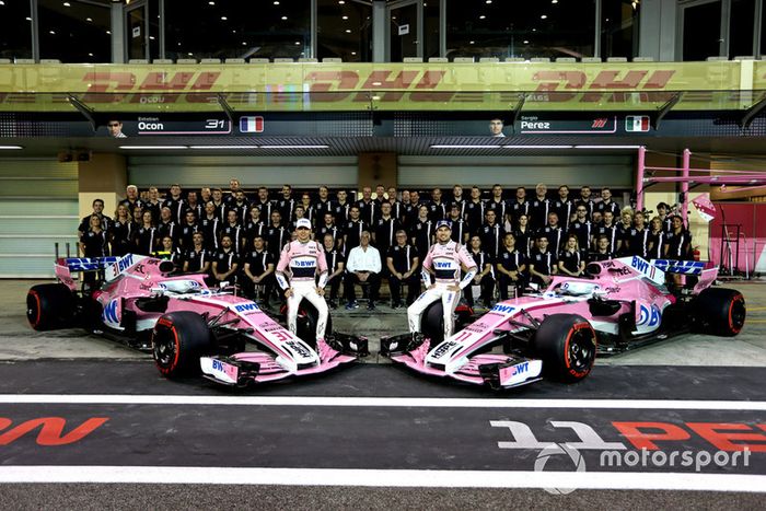 Esteban Ocon, Racing Point Force India y Sergio Pérez, Racing Point Force India en la foto del equipo Racing Point Force India F1