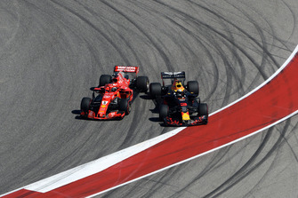 Sebastian Vettel, Ferrari SF71H e Daniel Ricciardo, Red Bull Racing RB14, si scontrano nel primo giro