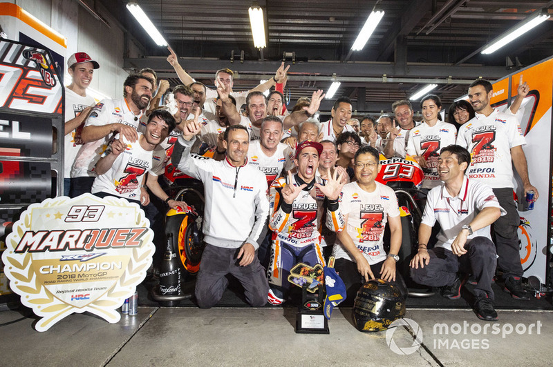 Чемпіон світу MotoGP 2018 року Марк Маркес, Repsol Honda Team, зі своєю командою