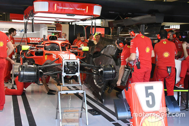Ferrari, sürgölődés a garázsban