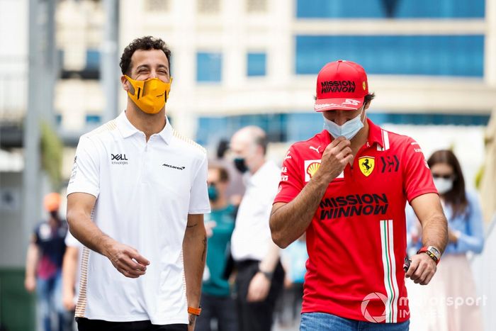 Daniel Ricciardo, McLaren y Carlos Sainz Jr., Ferrari