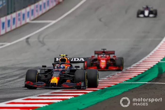 Sergio Pérez, Red Bull Racing RB16B, Charles Leclerc, Ferrari SF21